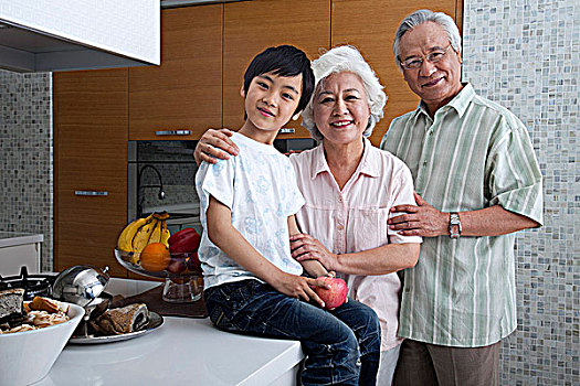 給老人請(qǐng)保姆多少錢？如何選擇合適的老人看護(hù)服務(wù)