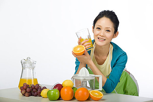 上海照顧老人工資多少？探秘上海養(yǎng)老行業(yè)的薪資現(xiàn)狀與未來(lái)趨勢(shì)