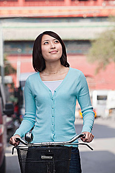 廈門半天保姆工資多少？解析廈門家政行業(yè)現(xiàn)狀與薪資趨勢