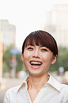 保姆育兒嫂大概多少錢？如何選擇最適合您的育兒服務(wù)