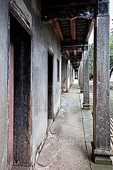 現(xiàn)在保姆多少錢一個(gè)月？帶你了解當(dāng)前保姆市場(chǎng)的真實(shí)價(jià)格與選擇攻略