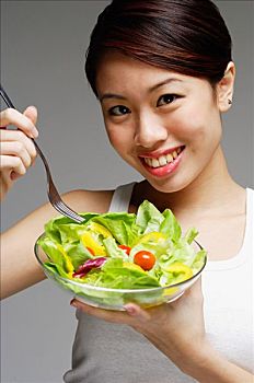 福州過(guò)年請(qǐng)保姆多少錢(qián)？揭秘春節(jié)保姆市場(chǎng)價(jià)格，幫你省心又省錢(qián)！