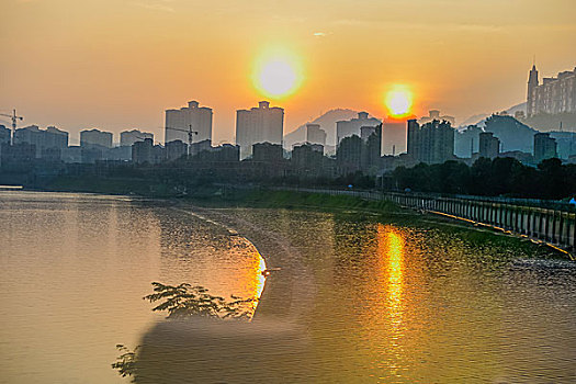 保姆住家工資多少？揭秘市場(chǎng)薪資趨勢(shì)和影響因素