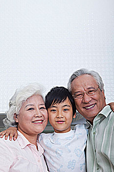 深圳保姆月嫂工資多少？揭秘深圳月嫂行業(yè)薪資趨勢！