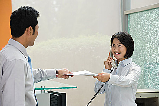 找個(gè)老人保姆多少錢？揭秘老年人護(hù)理服務(wù)的價(jià)格與價(jià)值