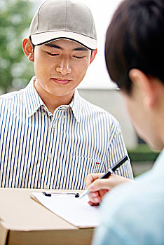 在上海做月嫂工資多少？揭秘上海月嫂行業(yè)的薪資現(xiàn)狀！