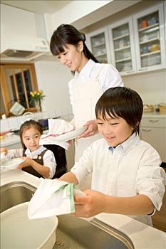 大連找住家保姆要多少錢(qián)？全面解析大連住家保姆費(fèi)用及選擇指南